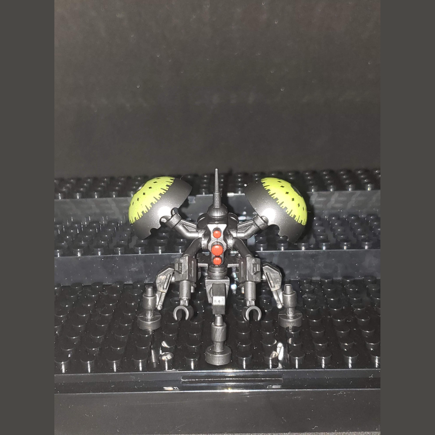 Custom-Compatible Insectoid Droid Minifigure – Brick Building Fit