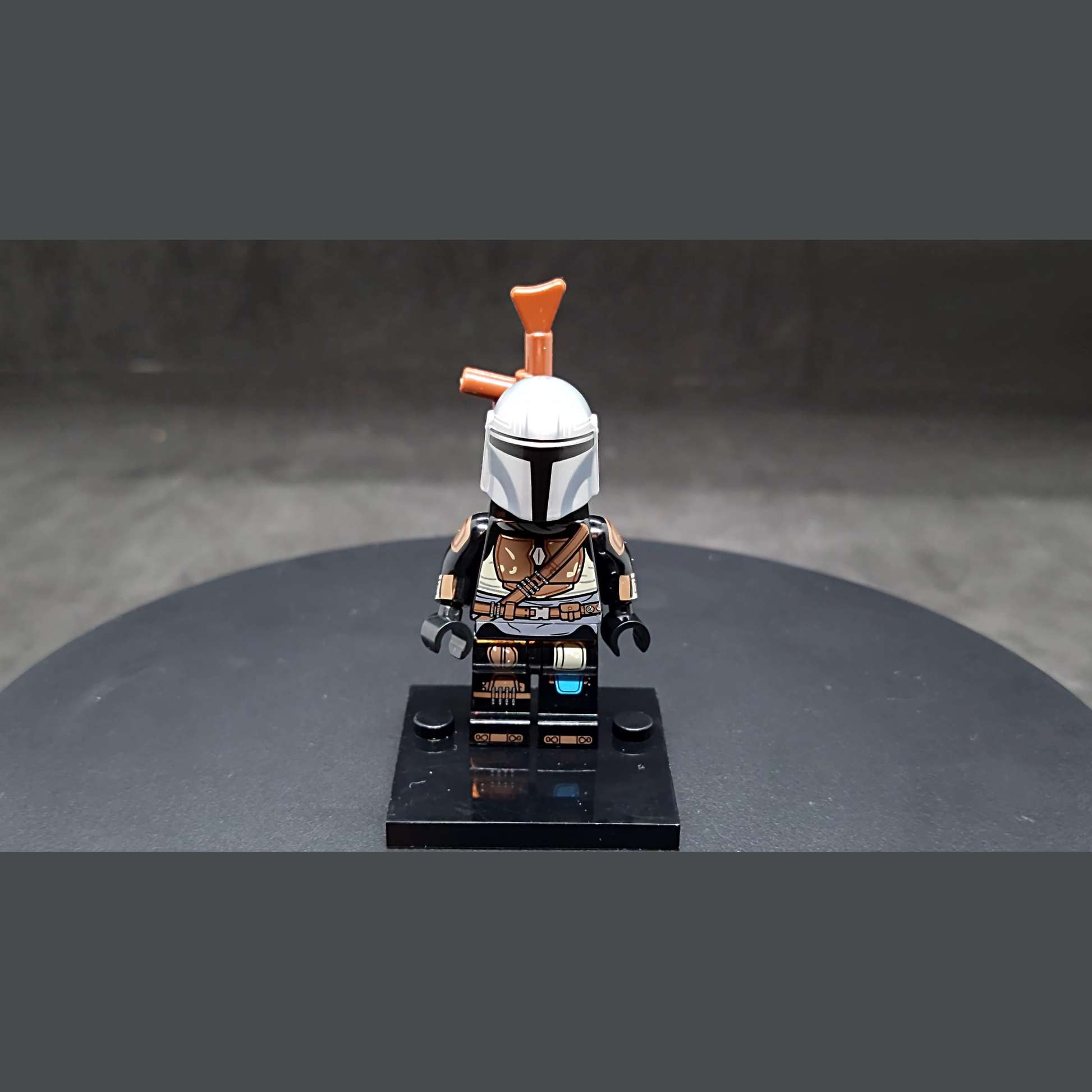Custom-Compatible Armored Hunter Minifigure – Brick Building Fit