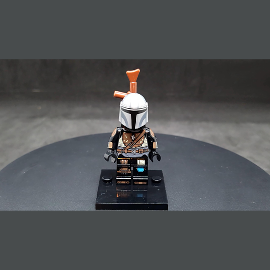 Custom-Compatible Armored Hunter Minifigure – Brick Building Fit