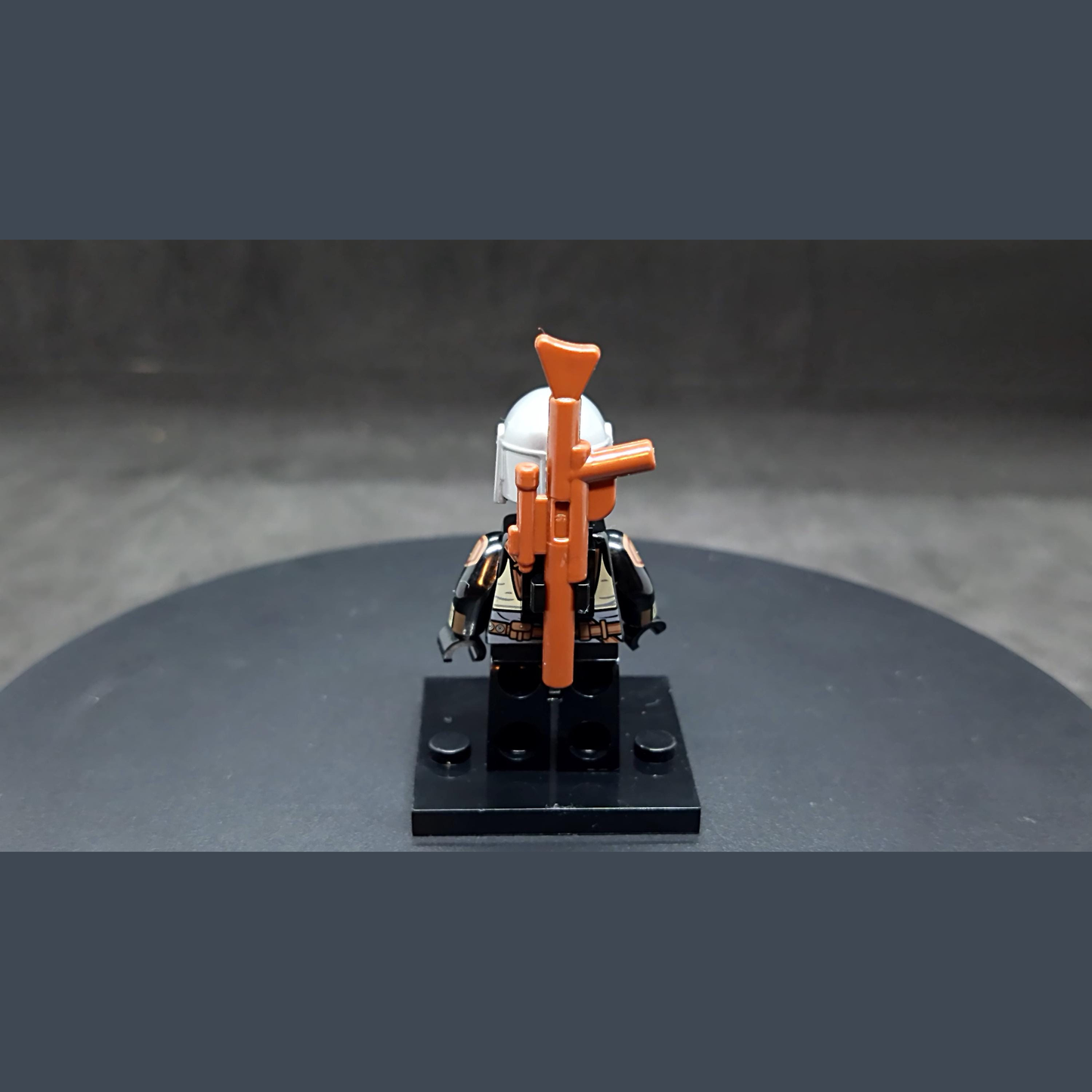 Custom-Compatible Armored Hunter Minifigure – Brick Building Fit