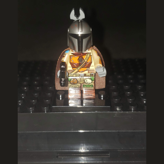 Custom-Compatible Armored Hunter Minifigure – Brick Building Fit