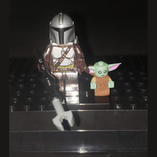 Custom-Compatible Armored Hunter with Green Alien Child Minifigure Set – Brick Building Fit