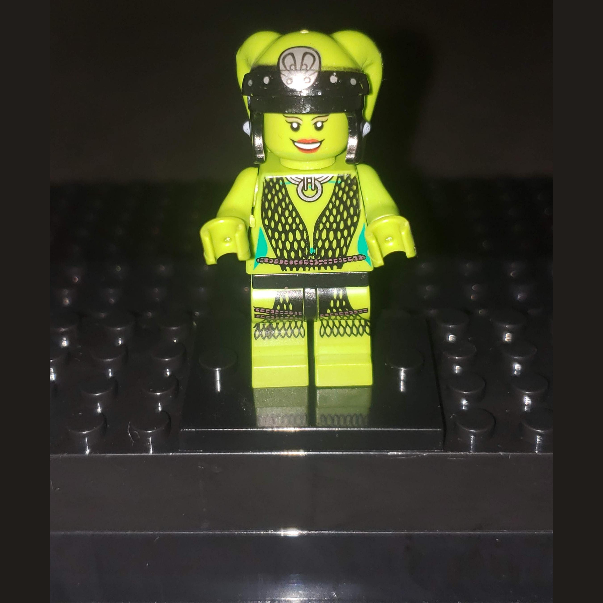 Custom-Compatible Alien Dancer Minifigure – Brick Building Fit