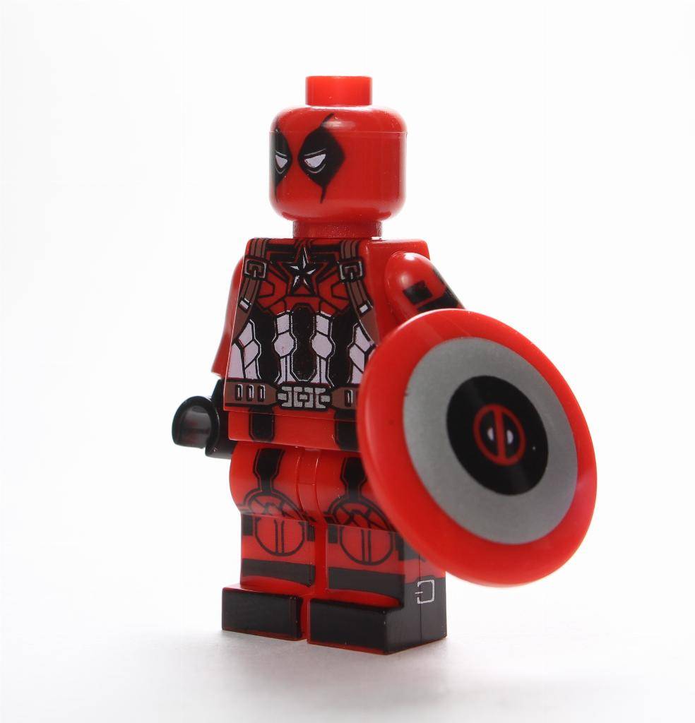 Marvel Deadpool Captain America Figurine